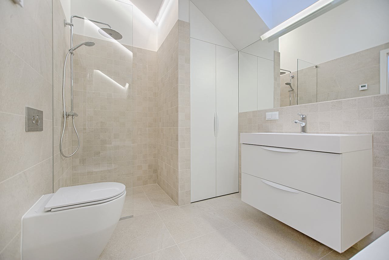 A propos Bright and luxurious bathroom with contemporary fixtures and sleek design.